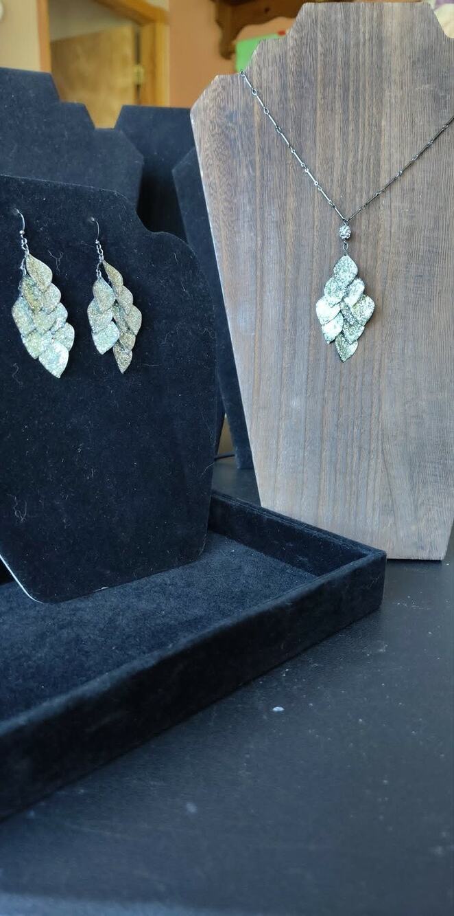 Vintage Charming Charlie cascading 28" leaves necklace & dangle earrings